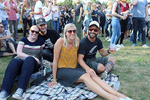 Bestens ausgestattet: Bei Sandra (v. l.), Stefan, Kristina und Andi ist die Picknickdecke auf jedem Festival dabei. - © Simon Steinberg