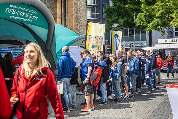 Ab 9.30 Uhr bildet sich eine lange Schlange vom Kirchplatz bis zur Obernstraße. - © Mike-Dennis Müller