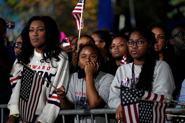 Unterstützer beobachten die Ergebnisse einer Wahlkampfveranstaltung für die demokratische Präsidentschaftskandidatin Kamala Harris auf dem Campus der Howard University in Washington. - © Susan Walsh/AP/dpa