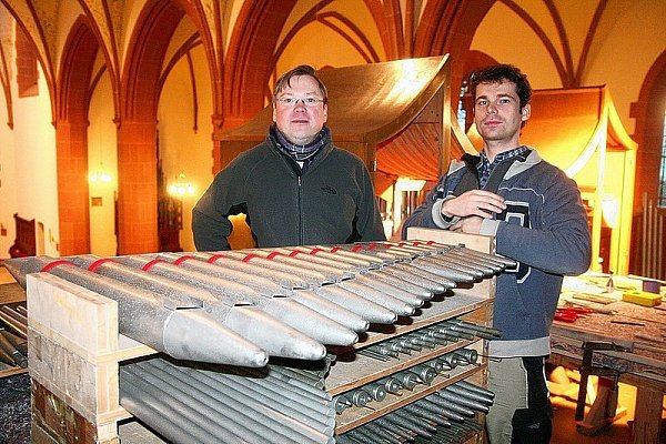 Intonateur Thomas Heinemann (l.) und Orgelbauer Sebastian Sauer. - © FOTO: BURKHARD BATTRAN