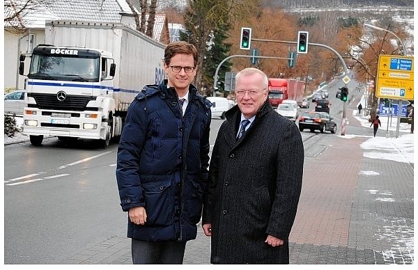 Bundestagsabgeordneter Carsten Linnemann (l.) und Bürgermeister Winfried Menne freuen sich über eine Verkehrsentlastung im Ortskern. - © FOTO: STADT BAD WÜNNENBERG