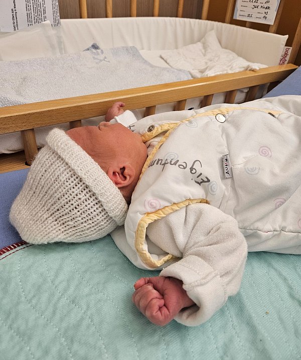 Das erste Kind des neuen Jahres im Universitätsklinikum Minden ist ein Junge: Der kleine Jano hat um 1.27 Uhr das Licht der Welt erblickt. - © MKK