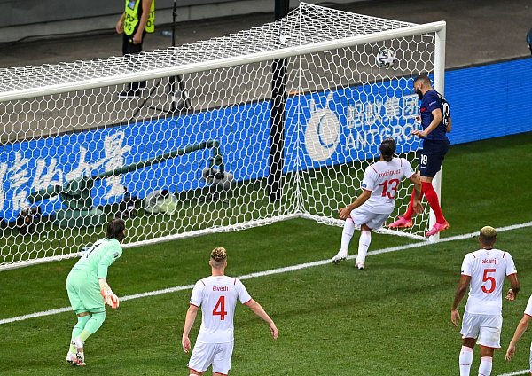 Frankreichs Karim Benzema (oben rechts) erzielt das Tor zum 2:1. - © Daniel Mihailescu/Pool AFP/dpa