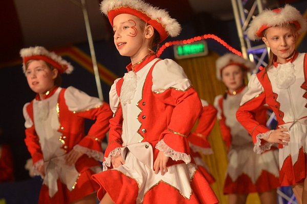 Die Jugendgarde des Fürstenberger Carnevalsclubs demonstriert ihr Können. - © Dietmar Gröbing