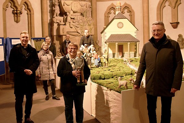 Die Verantwortlichen freuen sich über die neue Krippenfigur. - © pdp