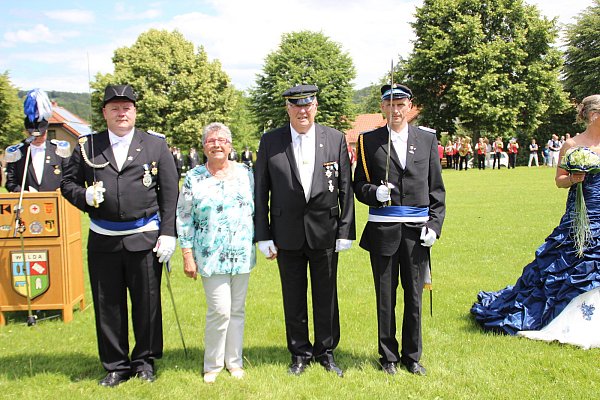 Bester Schütze vor 25 Jahren: Im Anschluss an den Festumzug ehrten Hautmann Ralf Stolte (l.) und Hauptfeldwebel Markus Bodemann (r.) das Jubelkönigspaar Anita und Peter Dillmann. - © Anna-Lena Ryczek