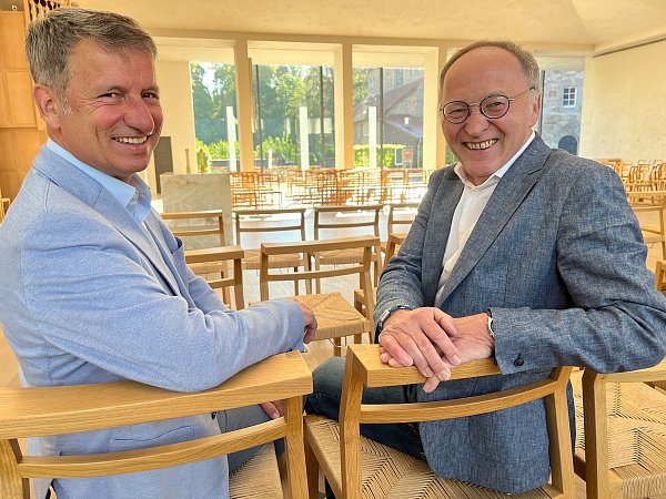 Landrat Michael Stickeln (l.) und Bernhard Eder. - © Kreis Höxter