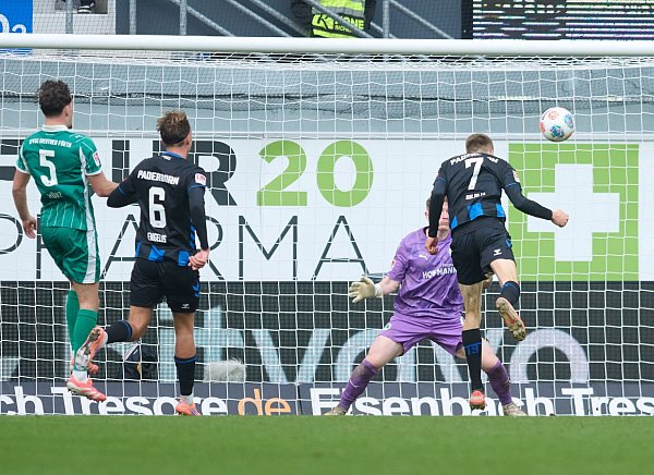 Filip Bilbija köpft zum 2:0 für den SC Paderborn ein und lässt dem Fürther Torwart Silas Joel Prüfrock keine Abwehrchance. - © Bernd Thissen/dpa