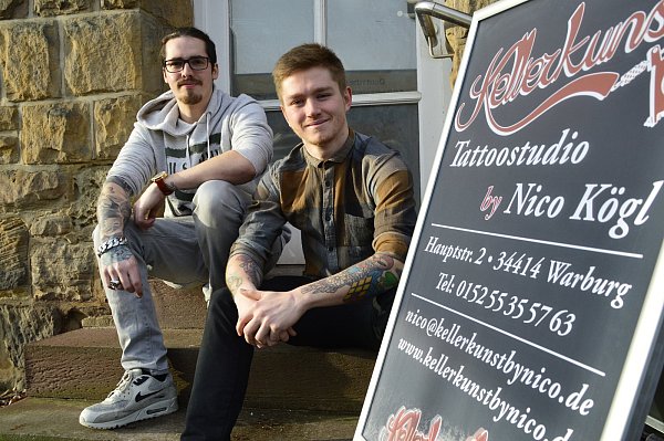 Setzen auf die gute Beratung: Nico Kögl (links) und Basti Biedendorf klären in ihrem Studio über die Gefahren von Tattoos auf. - © Vivien Tharun