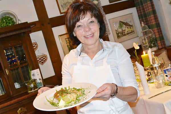 Gelebte Gastfreundschaft: Renate Heinemann erwartete die Tour-Teilnehmer im Restaurant "Zur Linde" mit Roulade vom Mais-Hähnchen mit Limettenbutter und Linsen-Risotto. - © Silke Riethmüller