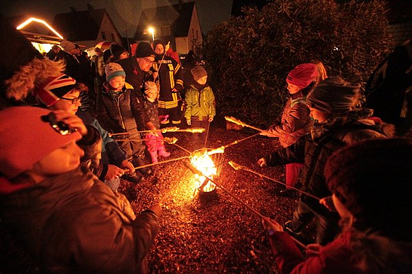Romantisch: Elverdissens Kinder beim Stockbrot-Grillen. Die Feuerwehr passt auf.
