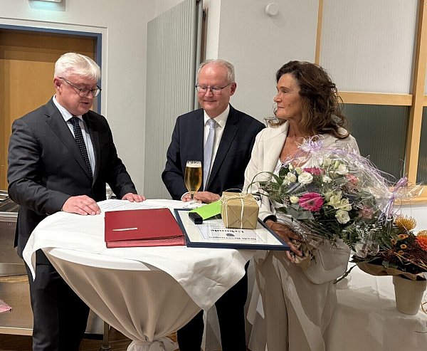 Günter Weskamp bedankt sich bei Hubertus Grimm für seinen Einsatz als Bürgermeister. Auch für Ehefrau Marion Grimm gibt's Blumen als Dank für den Rückhalt in den vergangenen Jahren. - © Nicole Fischer