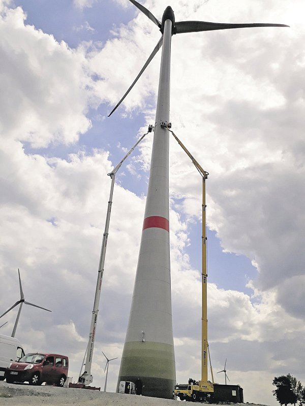Bei Neuenbeken: Mithilfe von Spezialkränen werden Antennen für das Funknetz von Westfalen Weser Netz angebracht. - © WWN