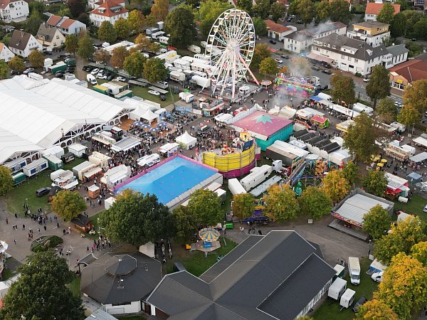 Das Festgelände der Warburger Oktoberwoche von oben betrachtet. - © Rotodendrone/Valentina Springer