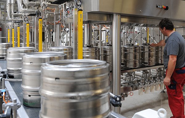 Bier wird in einer Abfüllanlage einer Brauerei in Bierfässer gefüllt. Die Preiserhöhungen für Bier schlagen sich auch hier nieder. - © picture alliance/dpa