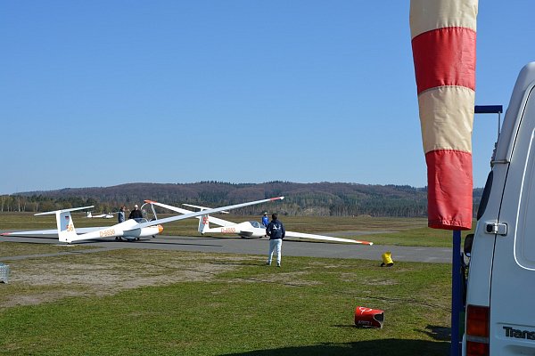 Startklar: Die Saison hat begonnen. Vom Oerlinghauser Segelflugplatz aus wird wieder gestartet. Viele Flieger genießen derzeit erstmals in diesem Jahr das Gefühl, die Erde aus der Vogelperspektive zu betrachten. Dafür sind umfangreiche Vorarbeiten erforderlich. - © Karin Prignitz