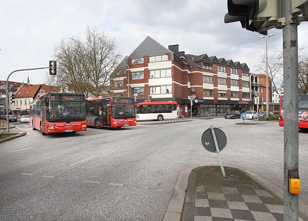 Verändert: Wo früher eine Tankstelle war, steht heute ein Wohn- und Geschäftshaus. - © Frank-Michael Kiel-Steinkamp