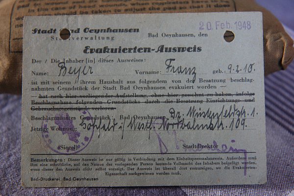 Einen Evakuierten-Ausweis aus der englische Besatzungszeit hat Lothar Heine in seinem Archiv. - © Nicole Sielermann