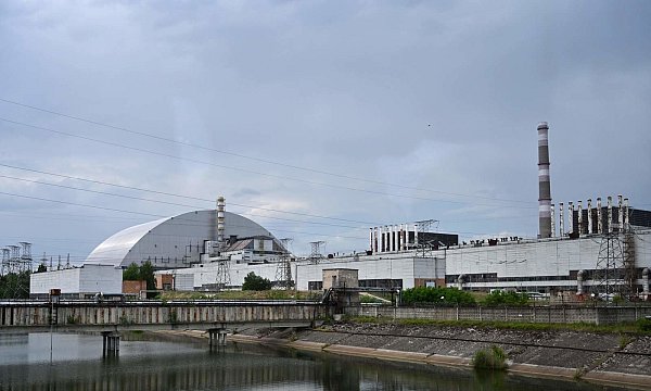Das Atomkraftwerk heute - mit frisch übergestülptem Sarkophag, der die Strahlung begrenzen soll. - © AFP