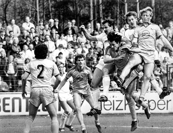Mit 27 Jahren in der 2. Bundesliga: Norbert Dölitzsch spielte mit dem TuS Schloß Neuhaus 1982/83 in der zweithöchsten Spielklasse - hier hat er einen schweren Stand im Kopfballduell. - © ARCHIVFOTO: NW