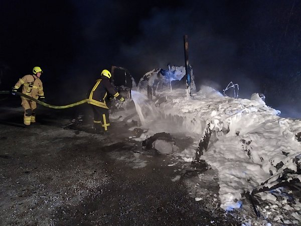 Mit Löschschaum bekämpft die Feuerwehr letzte Glutnester des ausgebrannten Wohnmobils. - © Feuerwehr Paderborn