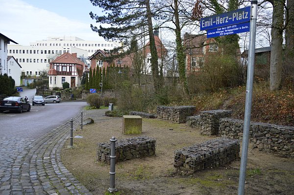 Der Emil-Herz-Platz an der Graf-Dodiko-Schule - © Vivien Tharun