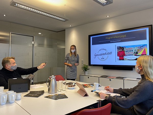 Arbeit am Hygienekonzept: Geschäftsführer Olaf Stegmann (l.) mit seinem Team. - © GOP Genusswerkstatt