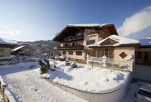 Das Landhaus Steiner in malerischer Winterlandschaft. - © Landhaus Steiner