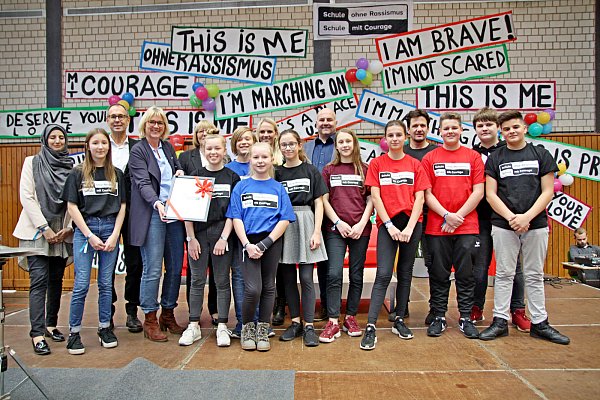 Die Urkunde: Sabine Heidjann (3. v. l.) überreicht der Initiativgruppe das Zertifikat. Ein großes Schild wird noch von außen an der Schule angebracht. - © Noah Matzat
