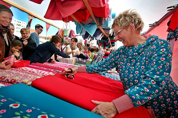 Auif dem Bielefelder Kesselbrink ist der Stoffmarkt schon gewesen, jetzt feiert er Premiere auf dem Simeonsplatz in Minden. - © Sarah Jonek