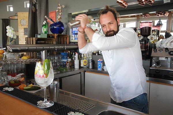 Thekenprofi: Barkeeper Laurent Großklaus mixt mit viel Leidenschaft und Energie. Cocktails sind im Strandgut ein Muss. - © Benedikt Schülter