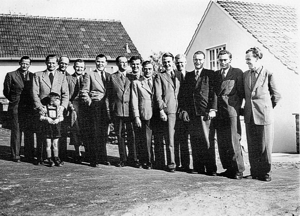 Freundschaftlich verbunden: Der Mitarbeiterstab des Senders im Jahr 1950 mit Ulrich Stille als Kind in kurzen Lederhosen. - © Archiv Ulrich Stille