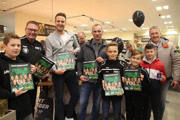 Kick Off: Göran Wiechmann, Peter Scheding, Sascha Knicker, Markus Wehrmann, Simon Klostermann, Hanna Klostermann, Andreas und Bennet Jaeger starten das Fußballsammelfieber im Hüllhorster WEZ. - © Klaus Frensing