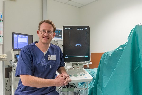 Klinikdirektor Gregor Halbert zeigt das neue, moderne Ultraschallgerät, das seit Oktober im Einsatz ist. - © MKK