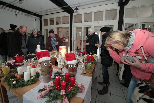 Genau geschaut: Beim 19. Weihnachtsmarkt auf dem Buchenhof gibt es Schmuck, Lampen und eine große Auswahl an Haushalts- und Dekorationsgegenstände aus re- und upcycelten Materialien.