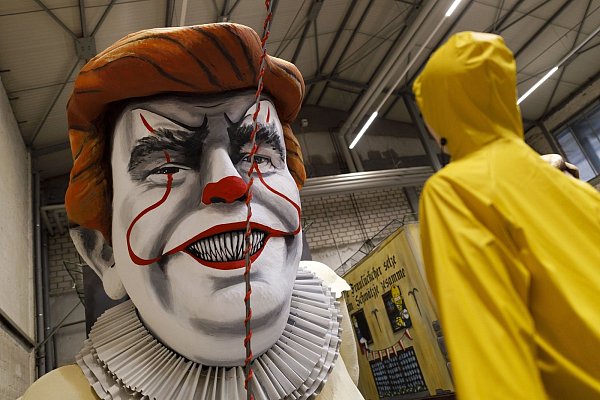Der Donald Trump / "Es"-Wagen beim Richtfest für den Kölner Rosenmontagszug 2020. - © picture alliance / Geisler-Fotopress