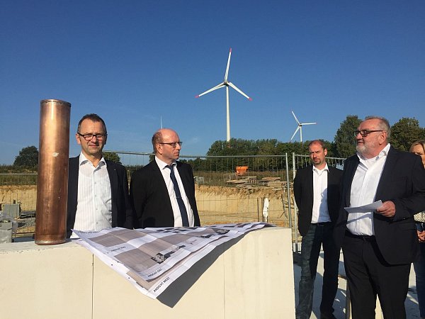 Grundstein gelegt: An der Kupferrolle mit historischen Dokumenten (v. l.) Bauherr Reinhard Piepenbrock, Volker Kendziorra (Enercon), Architekt Köhler und der Lichtenauer Bürgermeister Josef Hartmann. - © Karl Finke