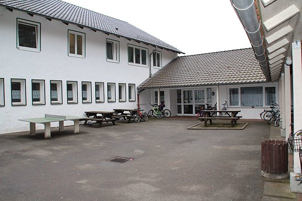 Blick in den Innenhof: Das Gebäude wurde zuletzt als Flüchtlingsunterkunft genutzt. - © Amina Vieth