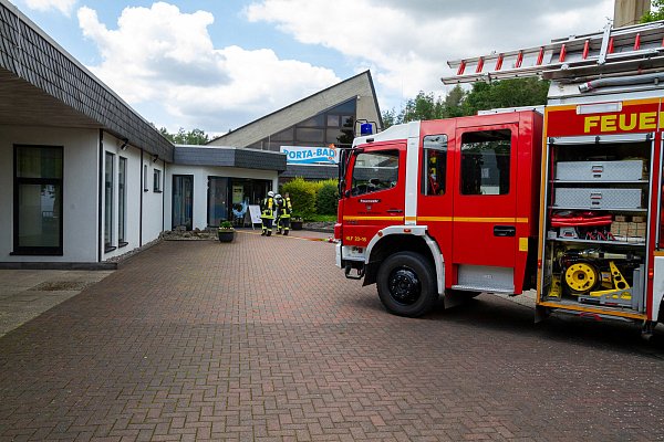 Die Einsatzkräfte mussten zum Freibad ausrücken. - © Feuerwehr Porta/Michael Horst
