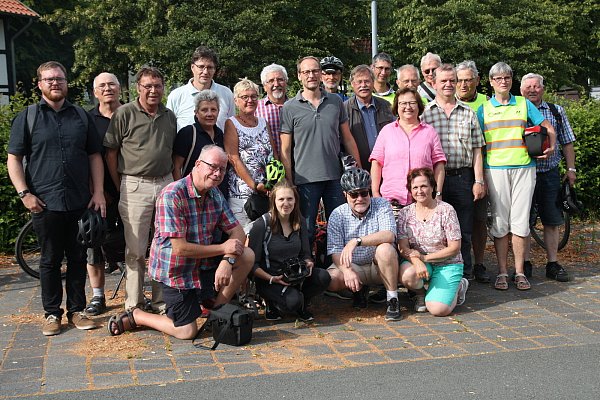 Am Ziel angekommen: Die erste der insgesamt drei Etappen endete am Heimatmuseum. Die Gruppe ist begeistert vom gemeinschaftlichen Radfahren mit dem Bürgermeister. - © Anthea Moschner