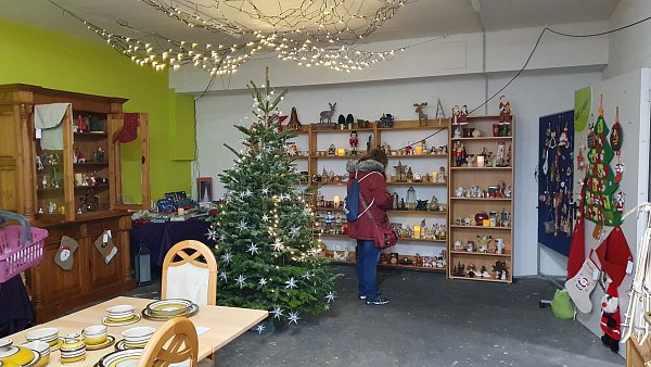 Der Weihnachtsmarkt im sozialen Kaufhaus Einladen in Espelkamp ist bei vielen Menschen sehr beliebt. - © Mirko Zahn