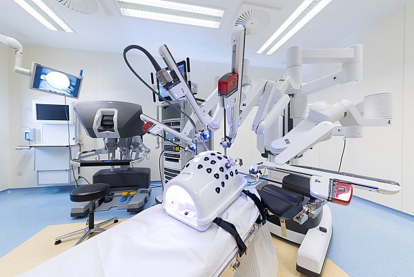 Da Vinci: Das Krankenhaus Lübbecke verfügt dank einer großzügigen Spende des Ehepaars Gauselmann über einen modernen Da-Vinci-OP-Roboter. Professorin Isabela Scheibner sieht in der robotischen Chirurgie die Zukunft der Gynäkologie. - © MKK/Christian Schwier