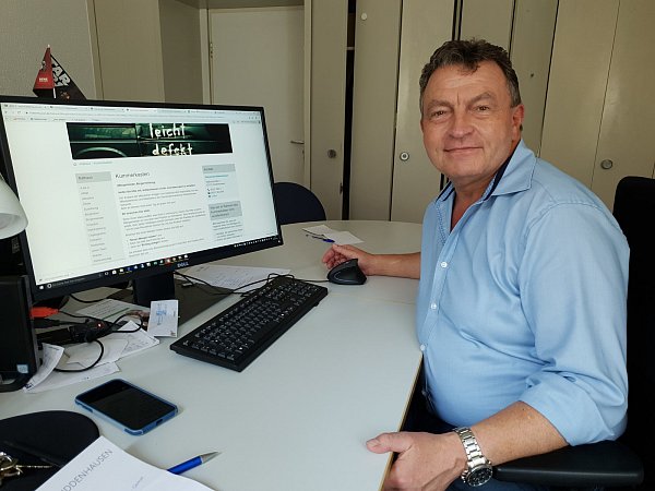 Fred Hellmann ist der IT-Fachmann im Rathaus und hat den Kummerkasten auf der frischen Internetseite der Gemeinde installiert. - © Ilja Regier