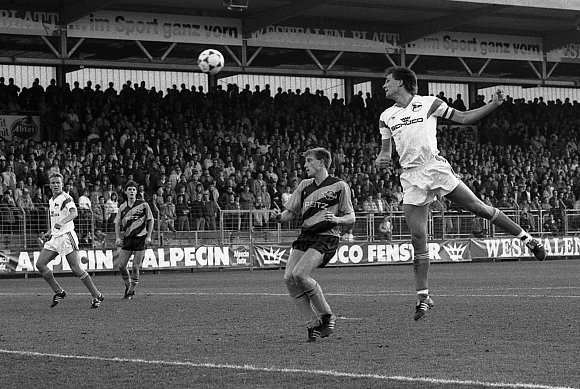 So war's vor 29 Jahren: Arminen-Kapitän Andreas Golombek (r.) köpft aufs Paderborner Tor. Die TuS-Spieler Klaus Hardes und Jörg Brückner (hinten) schauen zu. Links Bielefelds Frank Geideck. Am Ende siegt die Arminia in diesem Oberliga-Duell mit 6:1. - © Werner Schulte