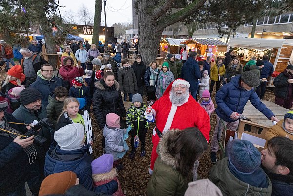 Der Nikolaus wird am Samstag am Stadtbrunnen erwartet und bringt den Kindern kleine Geschenk mit. - © Oliver Krato