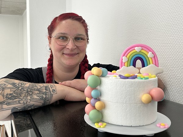 Kyra Maria Ott zaubert nicht nur wunderschöne Tortenkreationen, sondern bietet demnächst in Werste auch Backkurse für Kinder und Eltern an. - © Nicole Sielermann