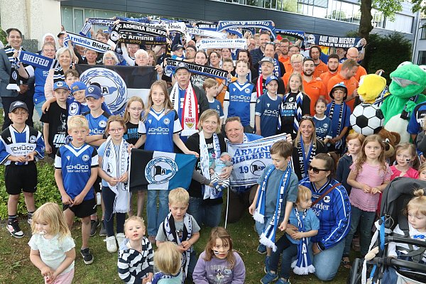 Rund 120 Arminia-Fans waren für das Gruppenfoto zum Rathaus gekommen. - © Dirk Windmöller