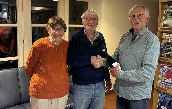 Dieter Dubisch (r.) ehrt Heidi und Fritz Buhr. - © Pro Grün