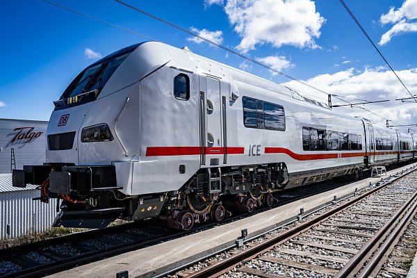 Außenansicht des neuen ICE L: Das „L“ im Namen steht für „Low Floor“. So wird der barrierefreie Niederflureinstieg bezeichnet. - © picture alliance/dpa/Deutsche Bahn AG