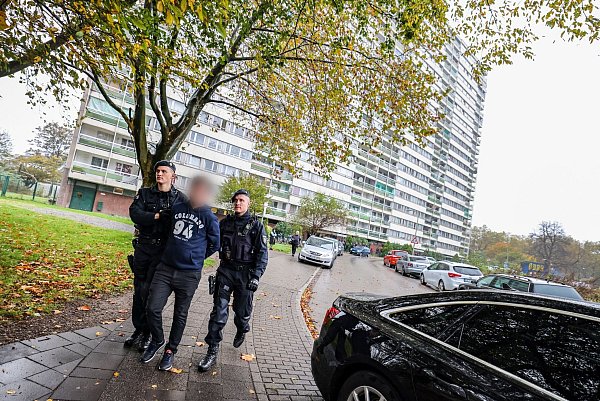 Ein Mann wird in Handschellen von der Polizei abgeführt. - © Christoph Reichwein/dpa